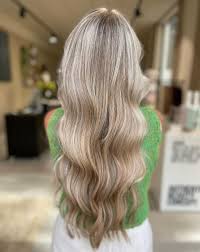 Dameskapsel met lang blond golvend haar