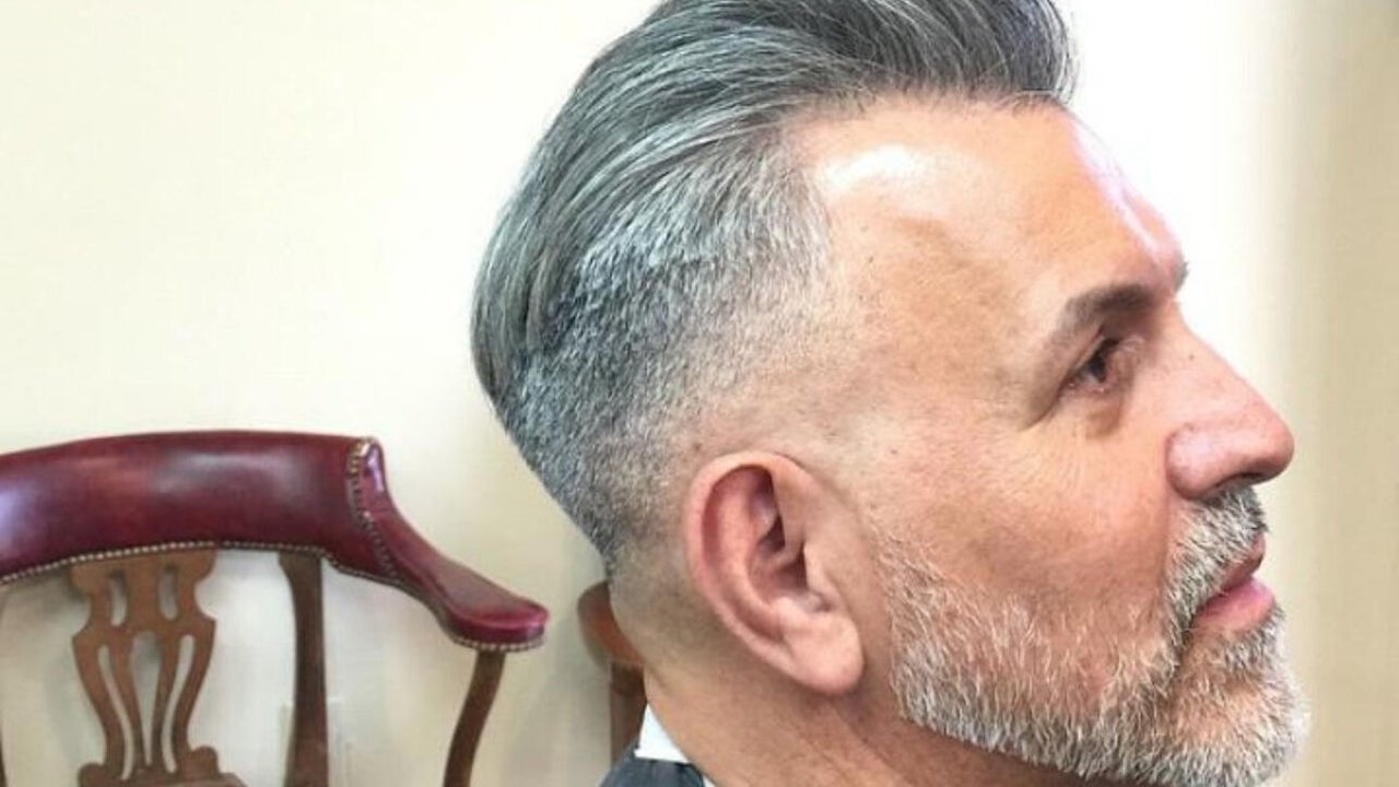 Herenkapsel bij Joe Barbershop met kappersstoel op de achtergrond